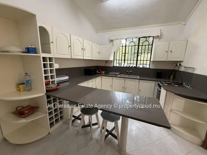 Maison à vendre à Flic en Flac, 300m², 5 chambres, bureau, piscine privée, accès mer, proche des commerces, Rs 16M.